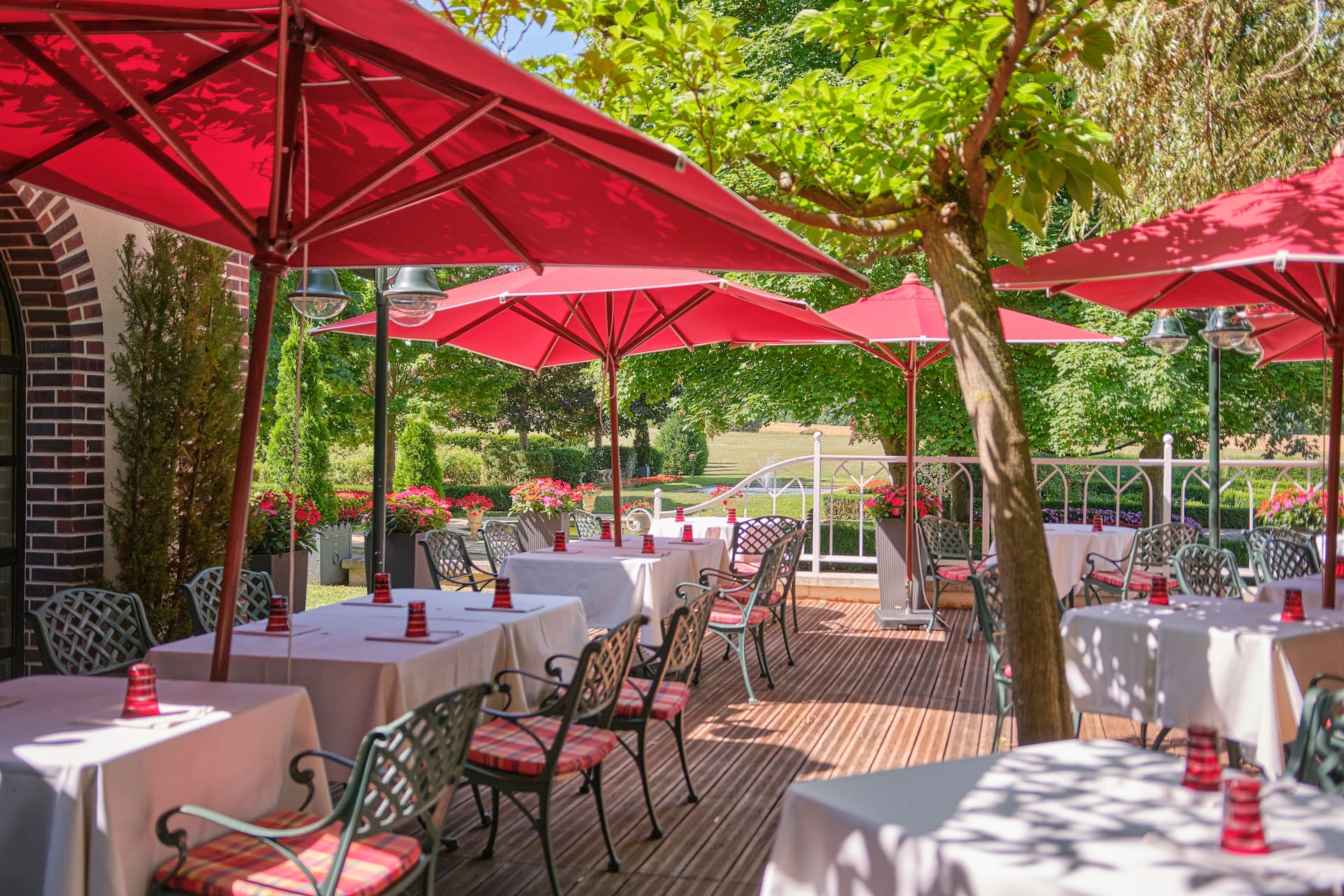 Champagne Briqueterie restaurant terrace
