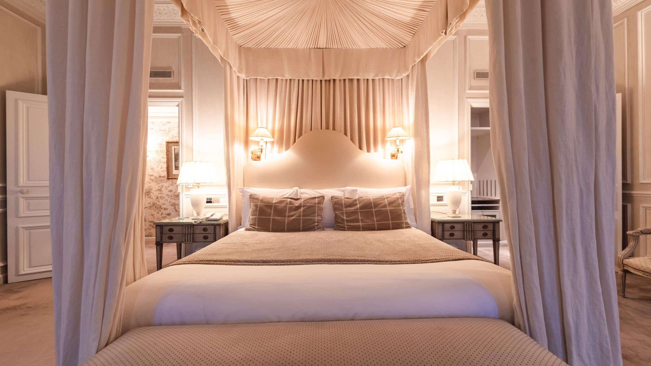 Champagne Les Crayères Reims bedroom