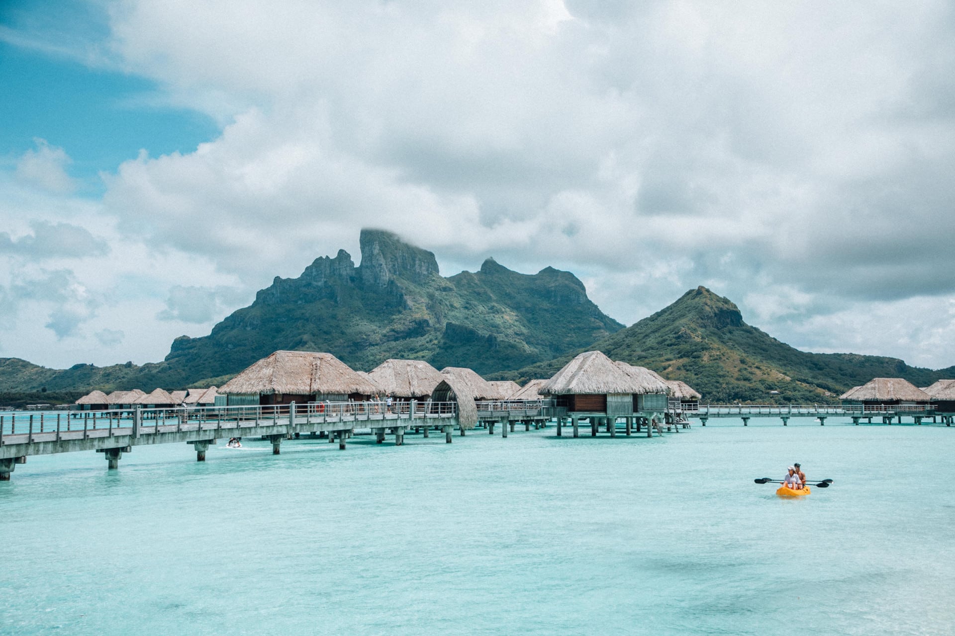 Four seasons bora bora resort polynesie lodge canoe