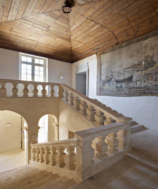 French Flair Bordeaux and surrounding area Ferrand Castle staircase ©Nicolas Mathéus