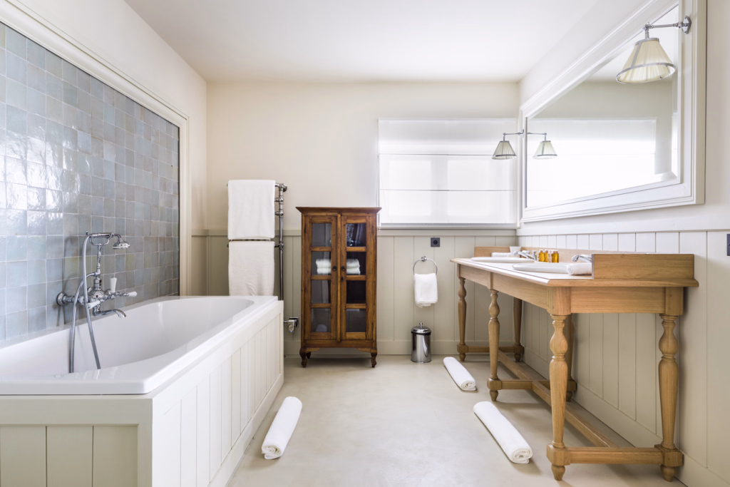 French Flair Bordeaux and surroundings Chateau Troplong Mondot bathroom