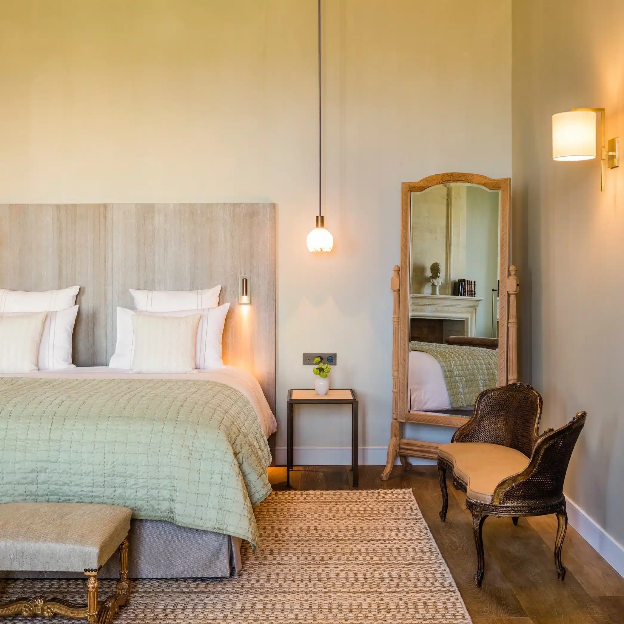 French Flair Bordeaux and surroundings Chateau Troplong Mondot bedroom atmosphere©RomainRicard