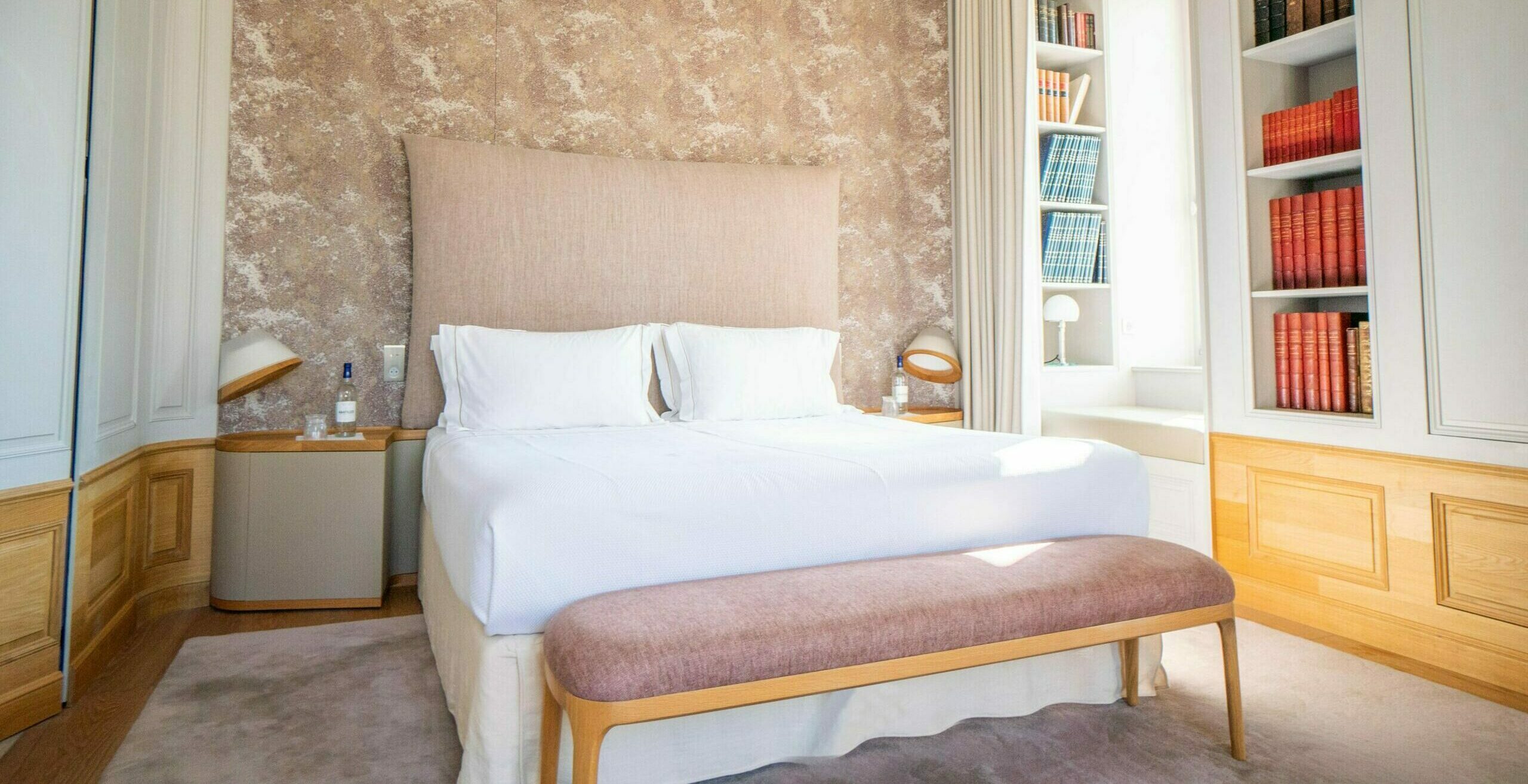 French Flair Bordeaux and surroundings Courtyard room bed Château de Ferrand©Adrien Viller