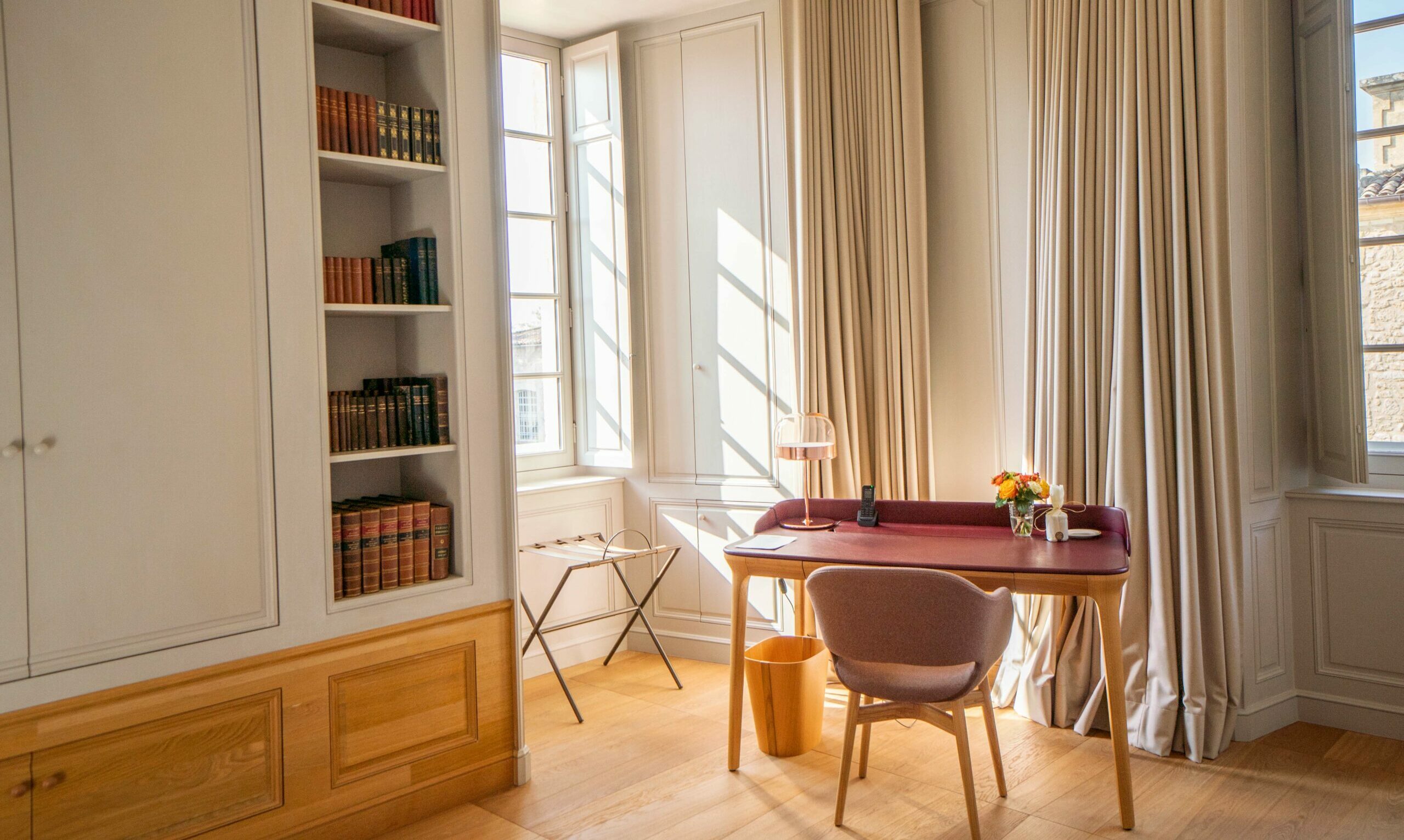 French Flair Bordeaux and surroundings Courtyard room desk Château de Ferrand©Adrien Viller
