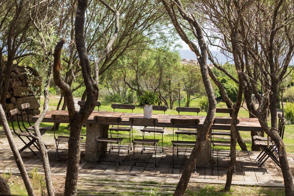 French Flair Corsica domaine de murtoli outside table