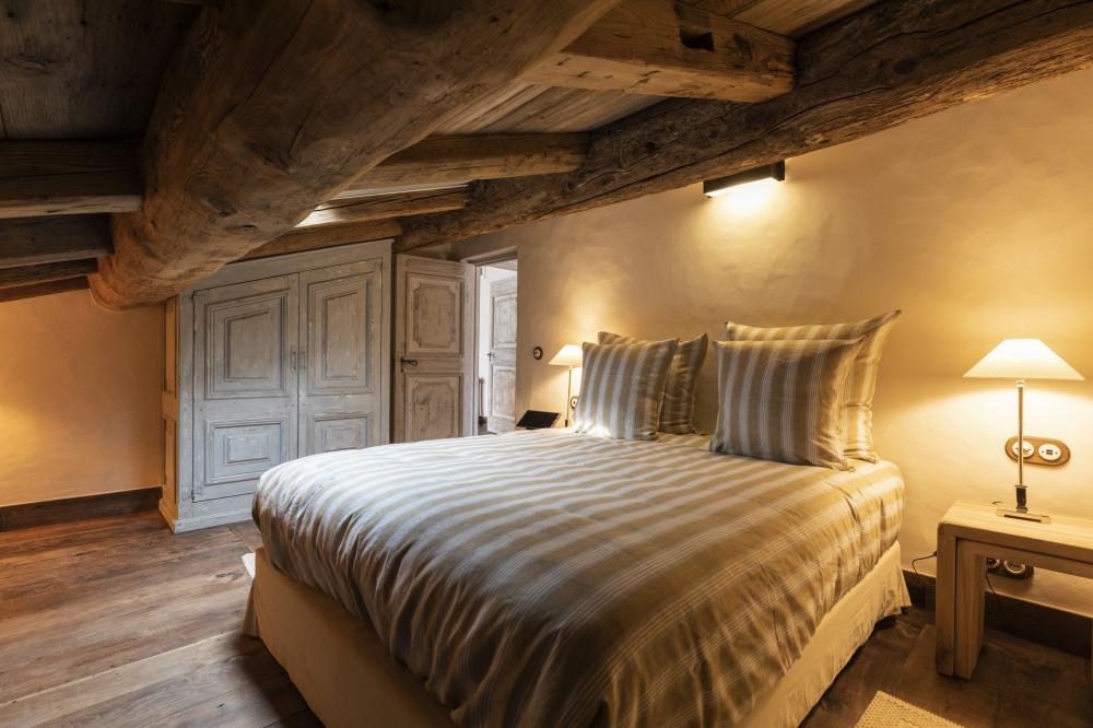 French Flair Corsica domaine de murtoli suite bed