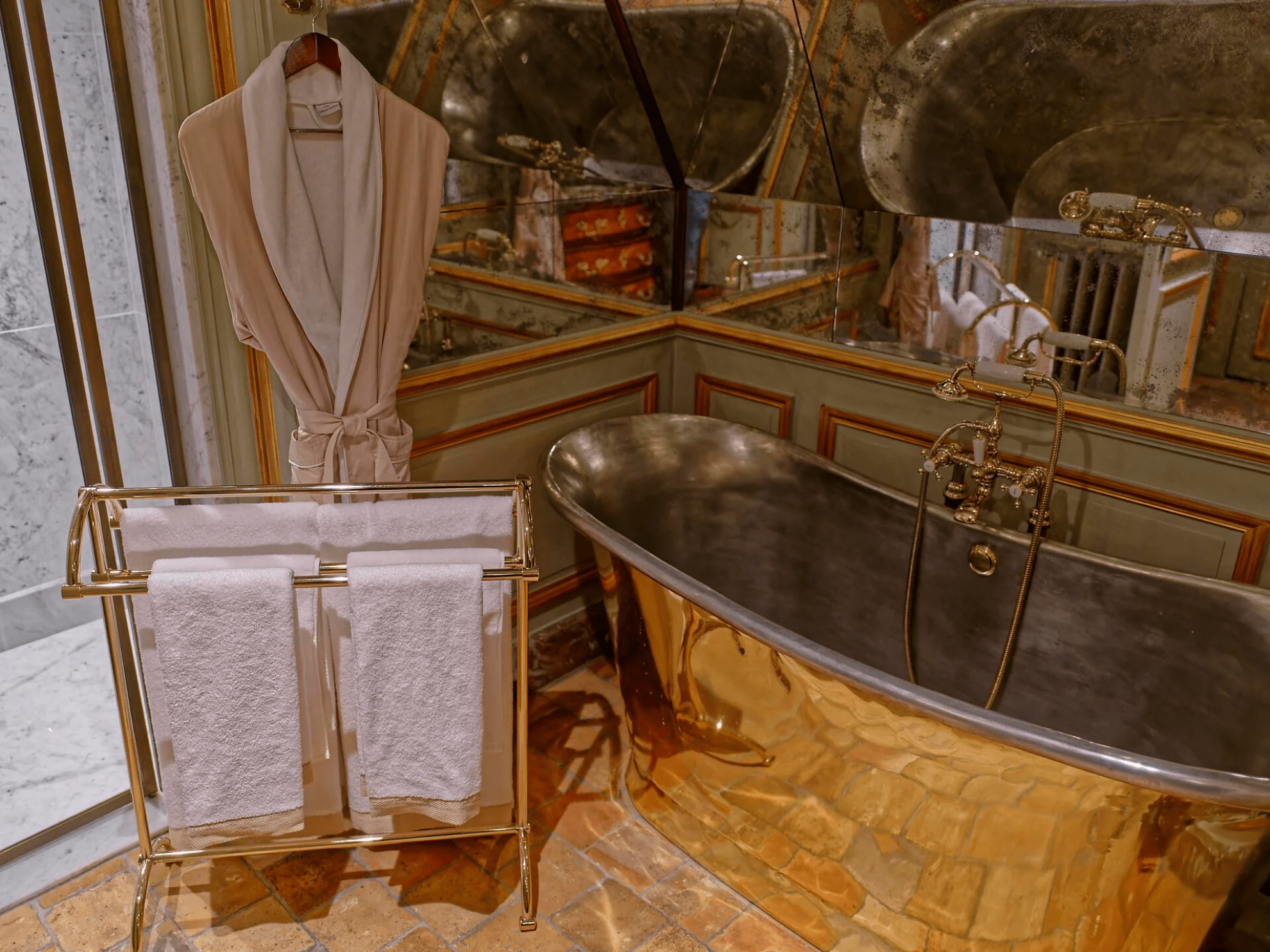 French Flair Loire Valley Château Louise de La Vallière bathtub